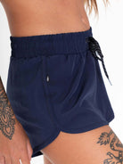 Short feminino Active Basic Flex azul marinho da marca Greenish, ideal para looks esportivos e dias quentes.