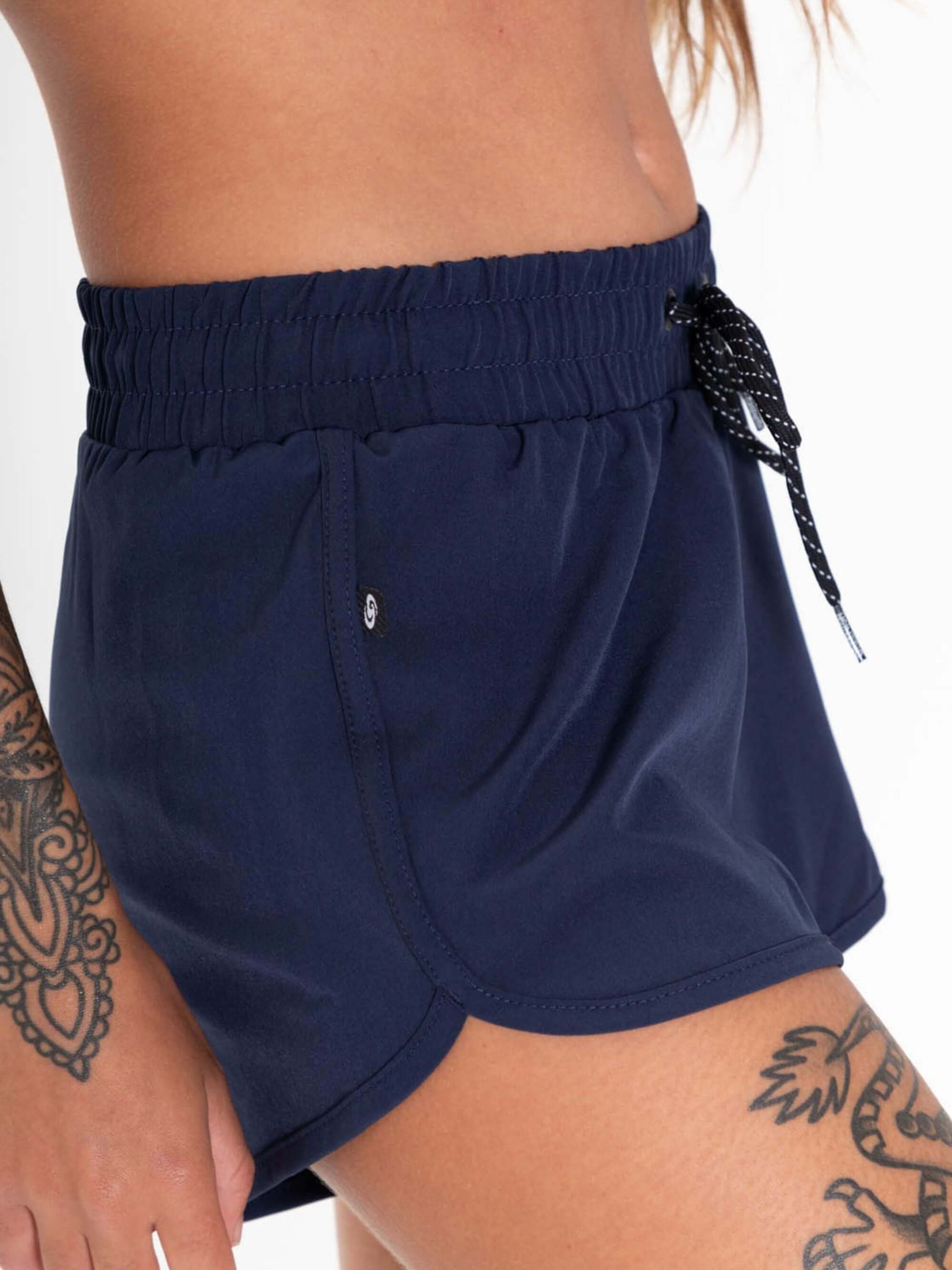 Short feminino Active Basic Flex azul marinho da marca Greenish, ideal para looks esportivos e dias quentes.