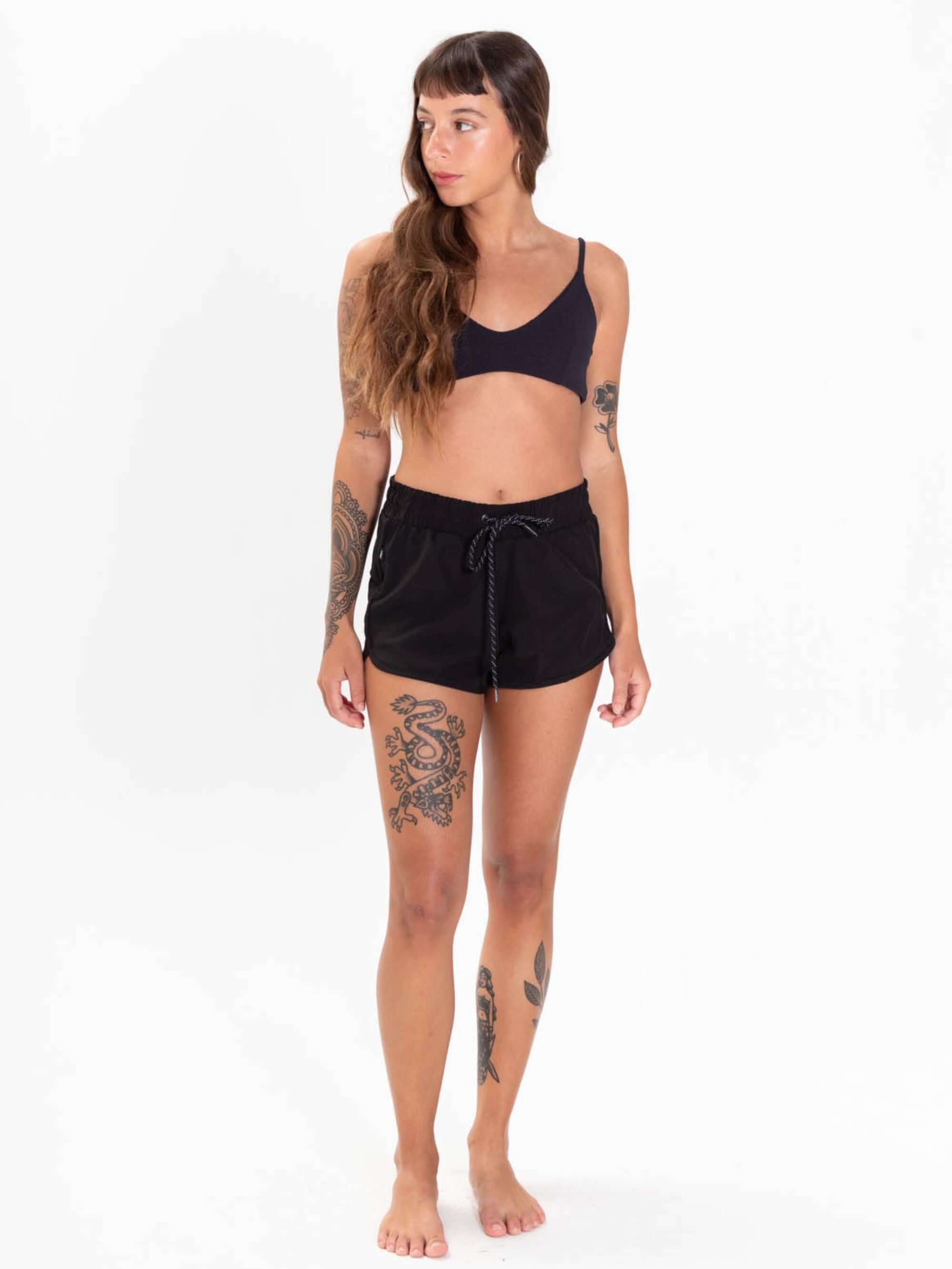 Short feminino Active Basic Flex - Preto da Greenish, ideal para looks esportivos em dias quentes.
