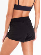 Short feminino Active Basic Flex na cor preta, detalhe do cós elástico e estilo casual para dias quentes. Marca: Greenish.