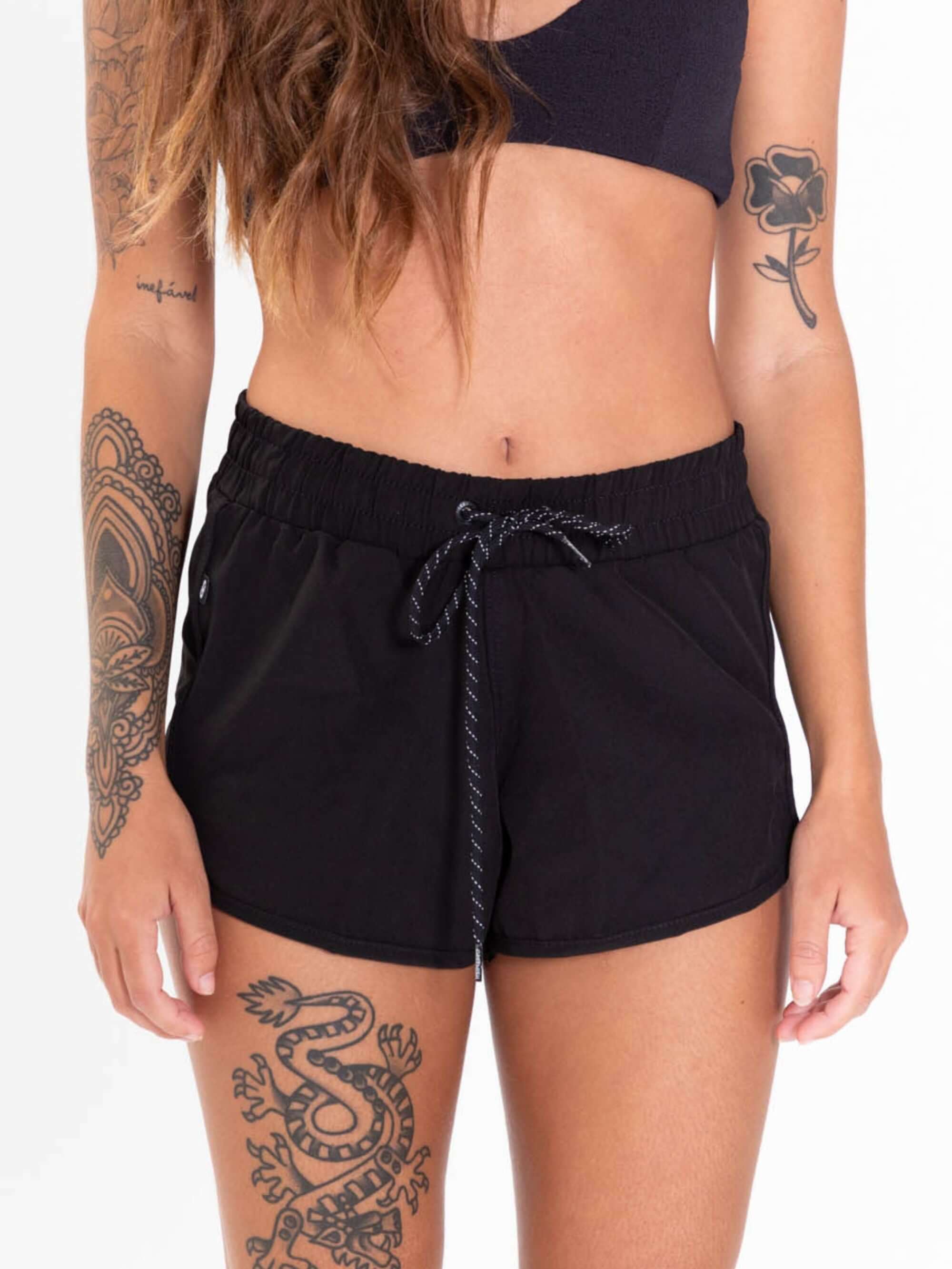 Short feminino Active Basic Flex preto da Greenish, confortável e versátil para looks esportivos no dia a dia.
