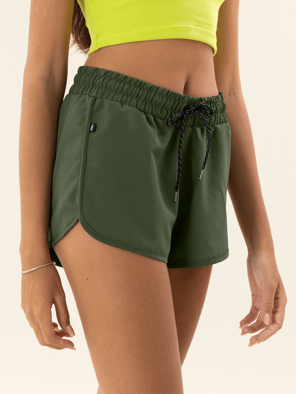 Short feminino Active Basic Flex Verde da Greenish, confortável e ideal para looks esportivos, com cós elástico.