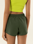 Short feminino verde Active Basic Flex da Greenish, com cós elástico, ideal para dias quentes e looks esportivos.