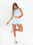 Modelo vestindo short feminino azul da Greenish, com top cropped, mostrando estilo e conforto para o dia a dia.