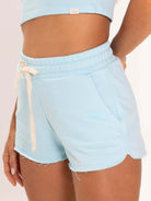 Short feminino básico moletom azul da marca Greenish, confortável e prático para o dia a dia.