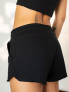 Short Feminino Basic Moletom Preto da marca Greenish, mostrando detalhes do cós e caimento no corpo.