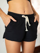 Short feminino de moletom básico preto da Greenish, com cós elástico e cadarço, ideal para o dia a dia.