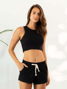 Modelo usando short feminino básico moletom preto da Greenish, confortável e estiloso para o dia a dia.