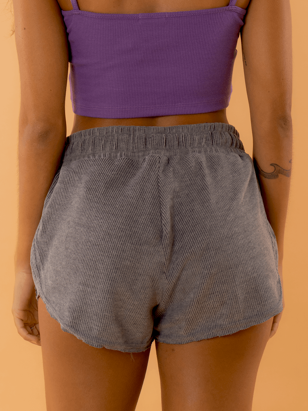 Short feminino Heaven da Greenish em cor cinza, estilo confortável e prático, ideal para diversas ocasiões.