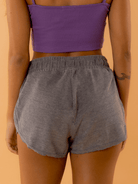 Short feminino Heaven da Greenish em cor cinza, estilo confortável e prático, ideal para diversas ocasiões.
