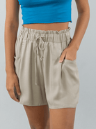 Short feminino Malia bege da Greenish, confortável e elegante, ideal para looks casuais e descontraídos.