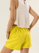Short feminino amarelo da marca Greenish, perfeito para dias quentes, estilo leve e confortável.