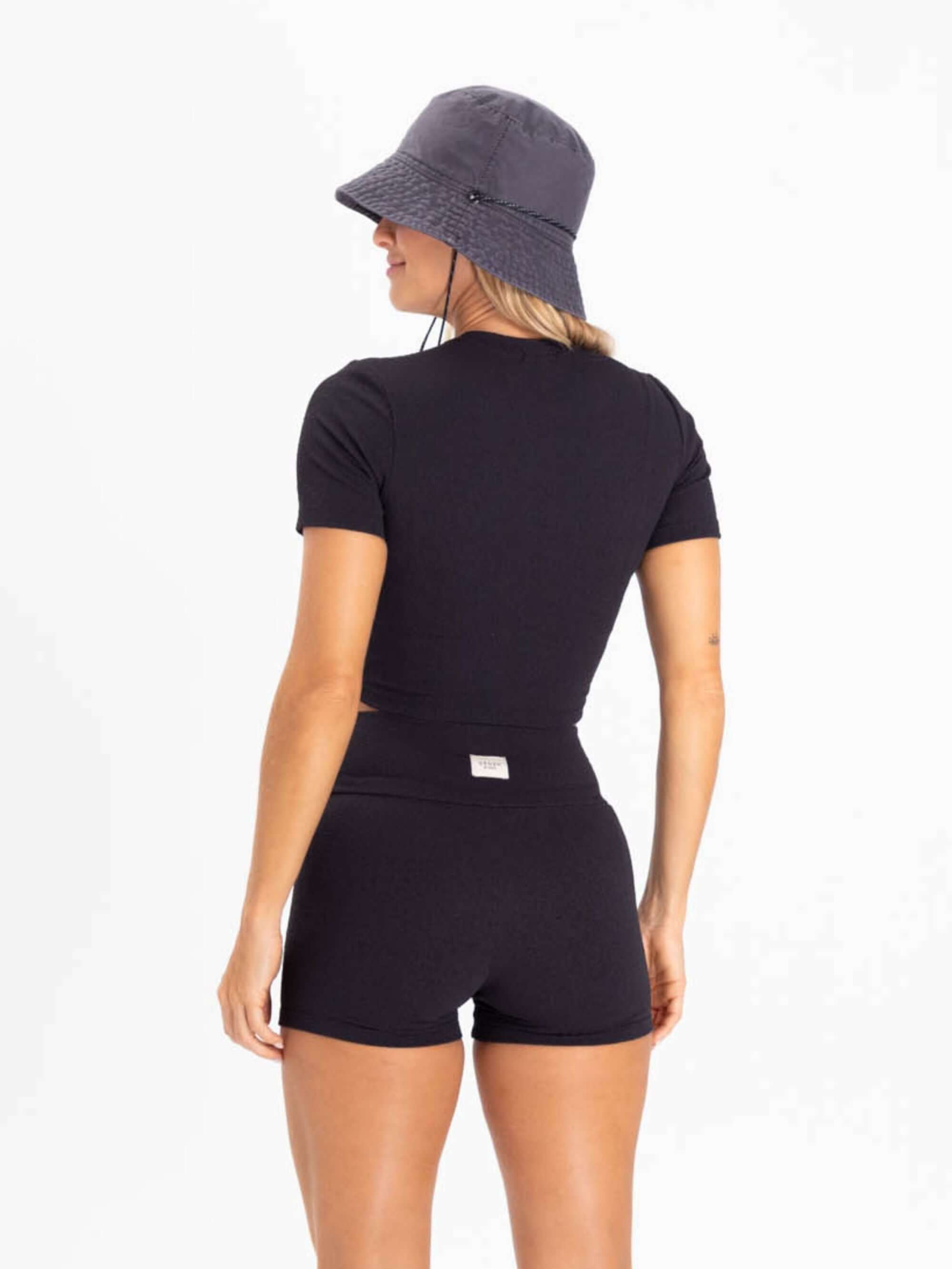 SHORT FITNESS ASPETTA - PRETO da Greenish, modelo feminino usando camiseta preta e short, ideal para atividades físicas.