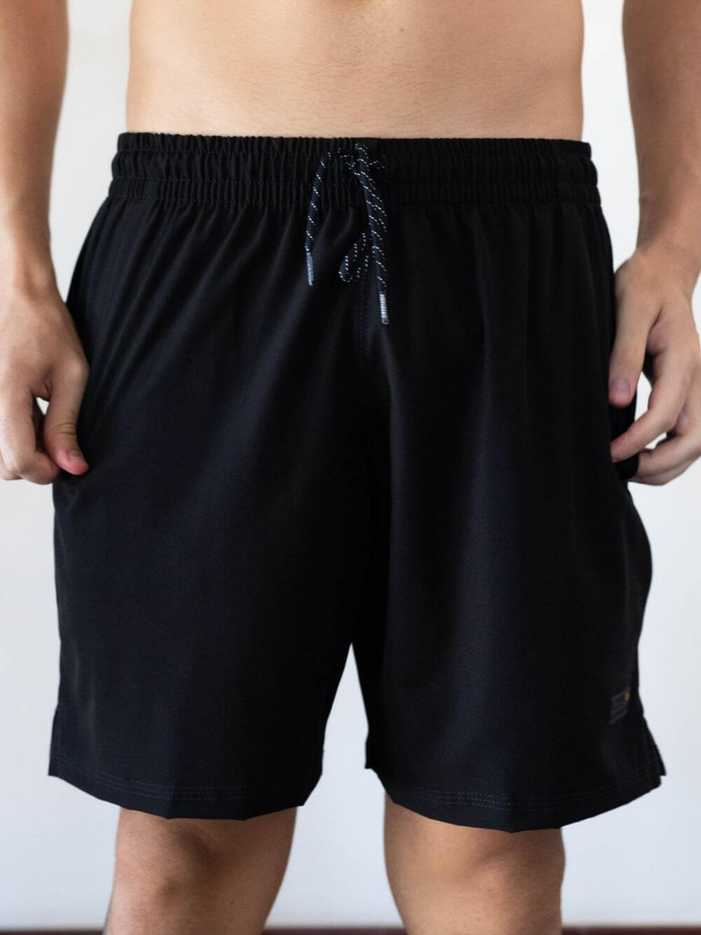 Short Fitness Basic preto da Greenish. Confortável e estiloso, ideal para o dia a dia e atividades ao ar livre.
