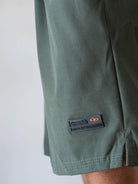 Short Fitness Basic Verde da Greenish, tecido leve e respirável com cós elástico para conforto e estilo.