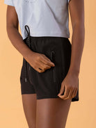 Shorts curto Heat Wave - Preto da Greenish, com bolsos e design moderno. Estilo e conforto para o seu dia a dia.