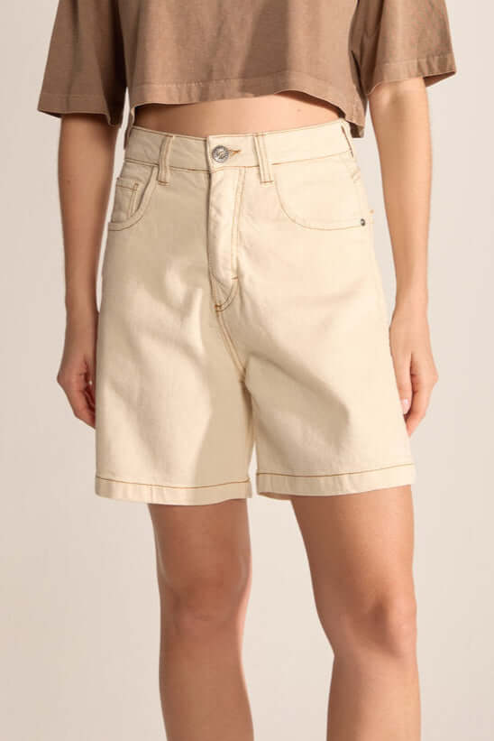 Shorts em jeans Laila da Greenish, modelagem casual e confortável, ideal para o dia a dia.