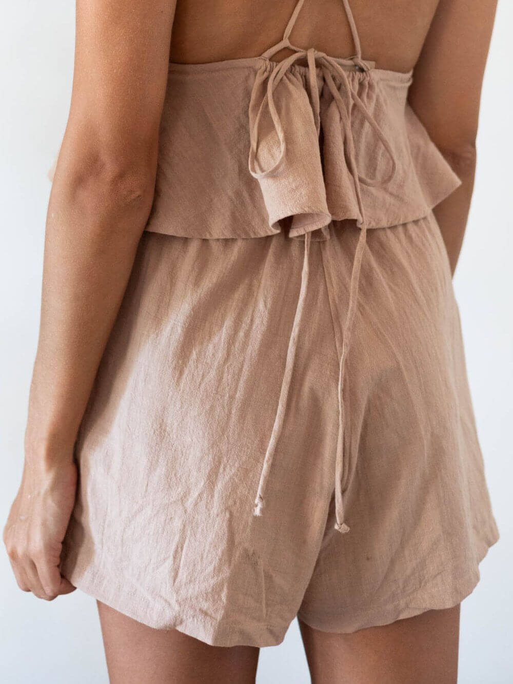Short Jennie CAQUI da Greenish, em tom neutro, com detalhe de amarração e tecido leve, perfeito para o dia a dia.