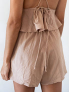 Short Jennie CAQUI da Greenish, em tom neutro, com detalhe de amarração e tecido leve, perfeito para o dia a dia.