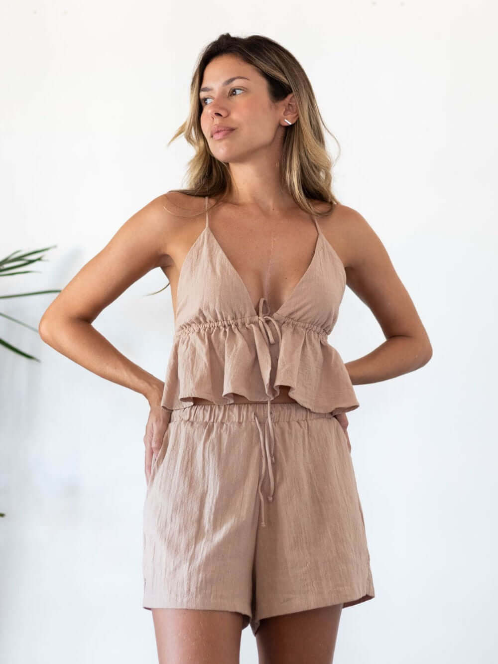 Modelo vestindo Short Jennie da Greenish em caqui, leve e descontraído, ideal para o dia a dia.