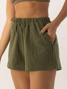 Short Jennie Verde da Greenish, leve e soltinho, com cós elástico e amarração frontal, ideal para o dia a dia.