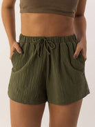 Short Jennie Verde da Greenish, leve e descontraído, com cós de elástico e amarração. Ideal para o dia a dia.