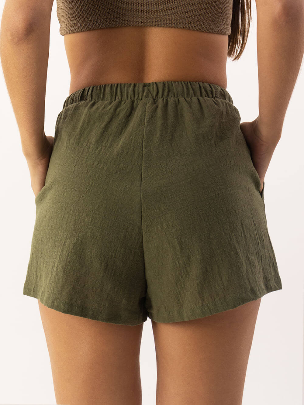 Short Jennie Verde da Greenish, com cós elástico e caimento soltinho, ideal para o dia a dia.