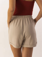 Vista traseira do Short Katie bege da Greenish, com cós em elástico, ideal para o dia a dia.
