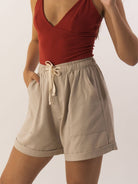 Short Katie bege da Greenish, confortável e leve, ideal para dias quentes. Veja a caimento soltinho e detalhes do cós.