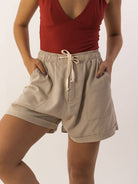 Short bege da Greenish, leve e confortável, perfeito para looks de verão, com cós elástico e caimento solto.