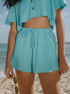 Short Laya Azul Claro da marca Greenish, ideal para o verão à beira-mar, conforto e estilo em cada detalhe.