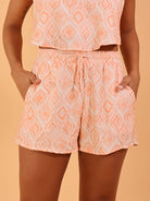 Shorts Laya Coral da Greenish, em estampa floral, confortáveis e estilosos, perfeitos para o verão.