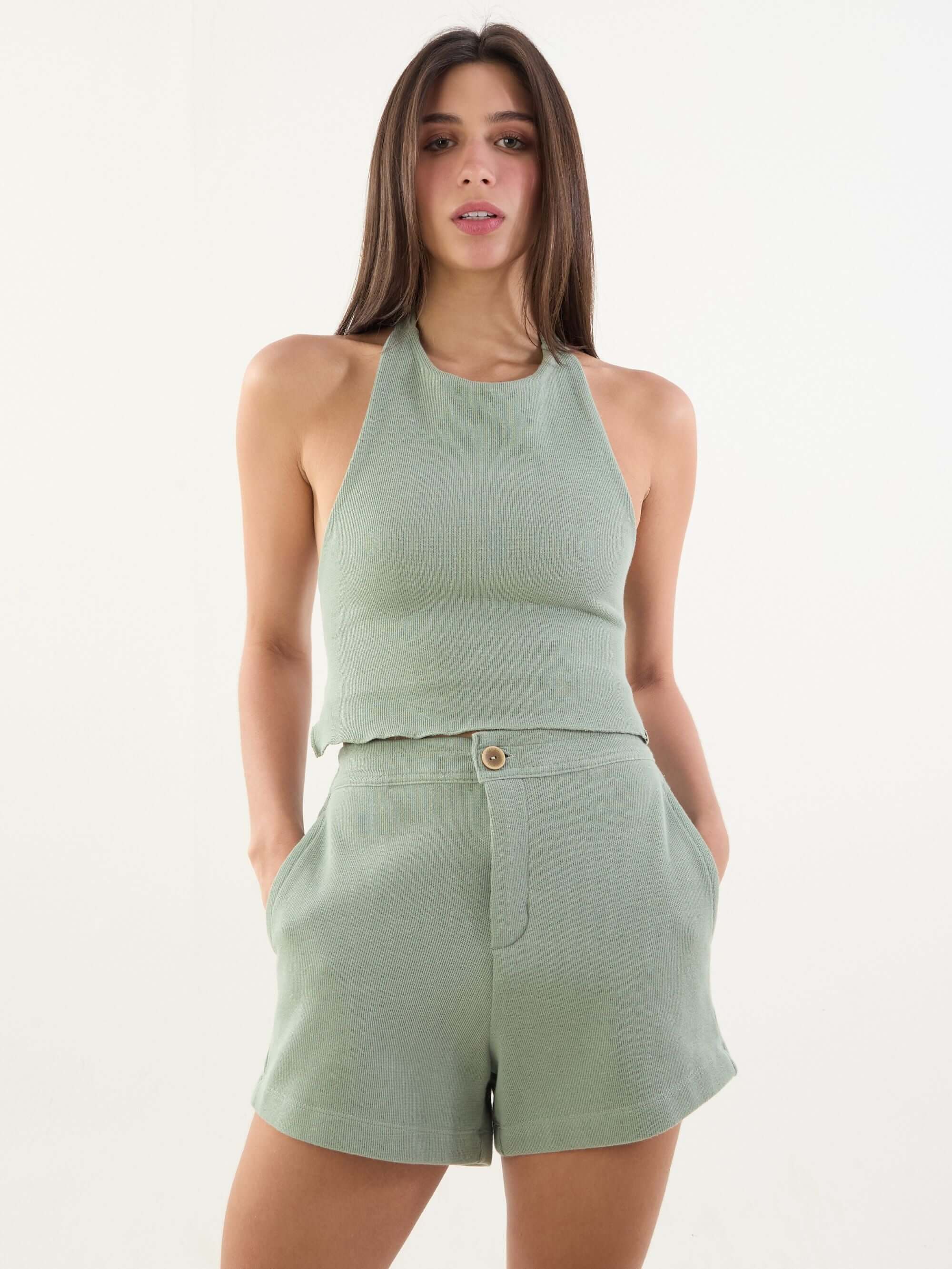 Modelo usando o Short Lina Verde da marca Greenish, mostrando sua modelagem confortável e versátil.