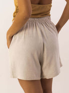 Short Linho Natural da Greenish, modelo feminino com cintura elástica e bolso, estilo casual.