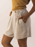 Short Linho Natural da Greenish, conforto e estilo com tecido leve e design moderno, ideal para o verão.