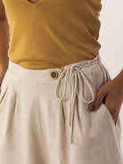 Calça curta de linho natural da marca Greenish, com botão e amarração, ideal para looks leves e estilosos.