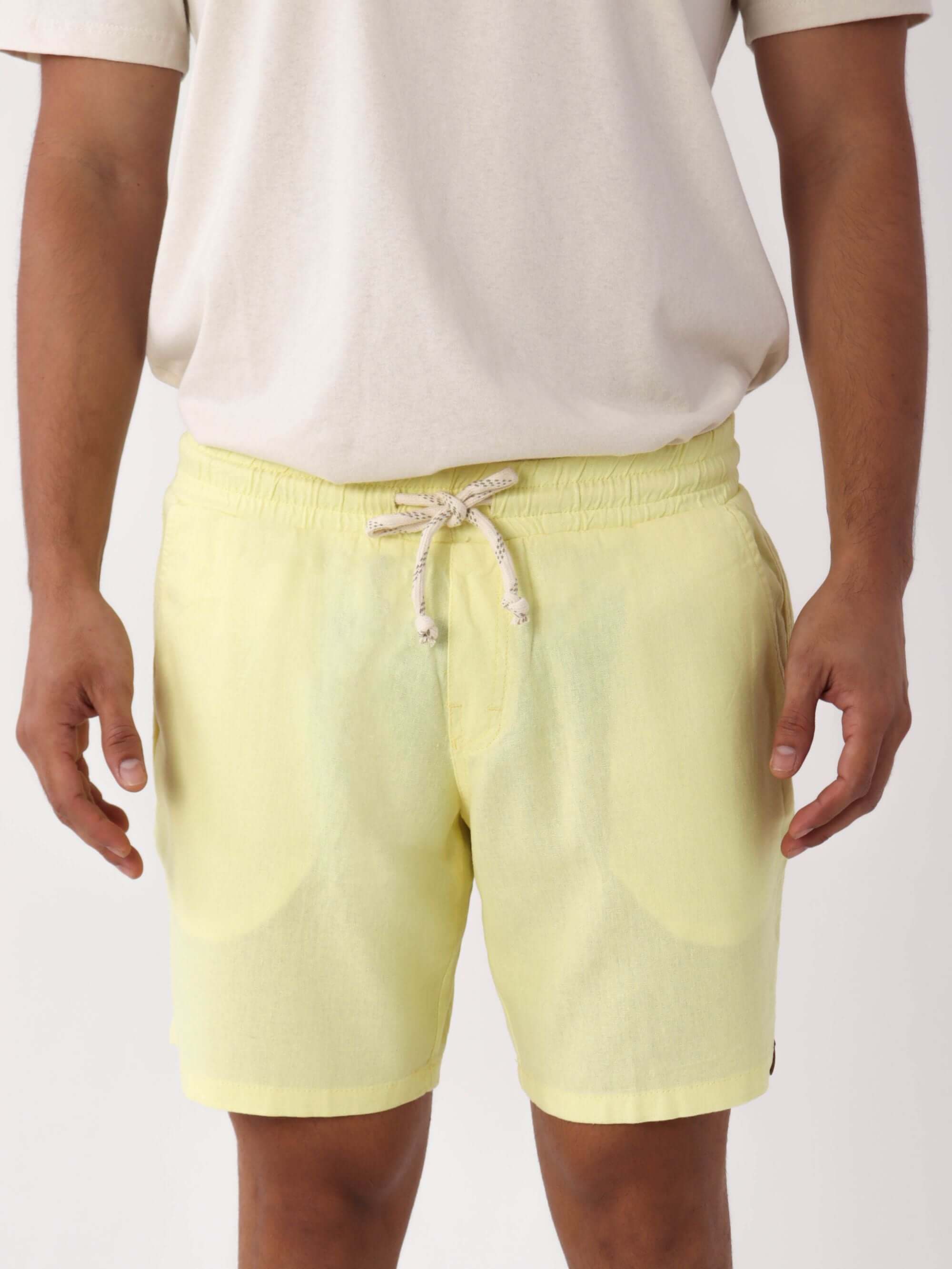 Short Linho Relax amarelo da Greenish, tecido misto para looks casuais e confortáveis. Ideal para o fim de semana.