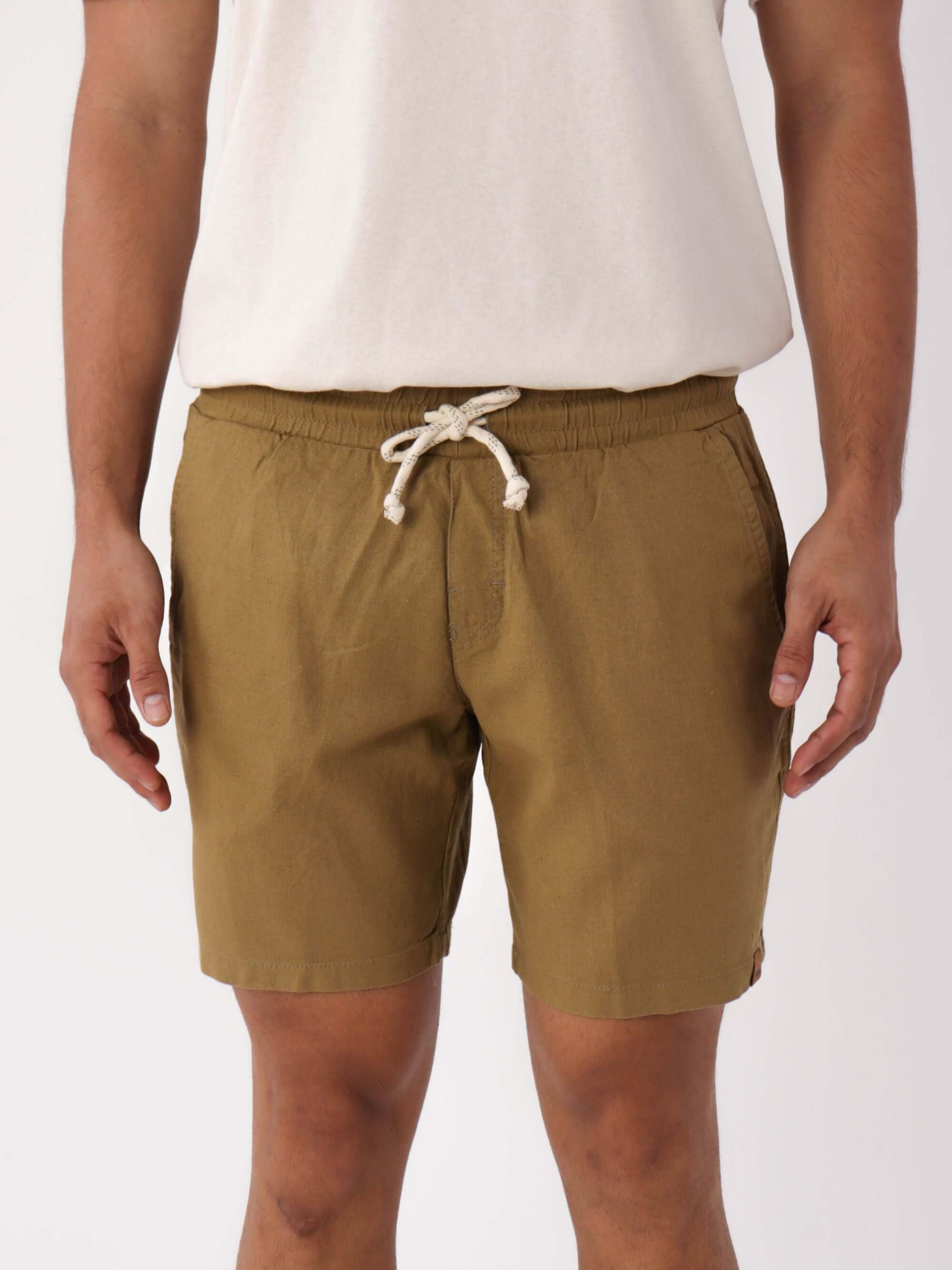 Short Linho Relax caqui da Greenish, confortável e despojado, ideal para looks casuais e relax do dia a dia.