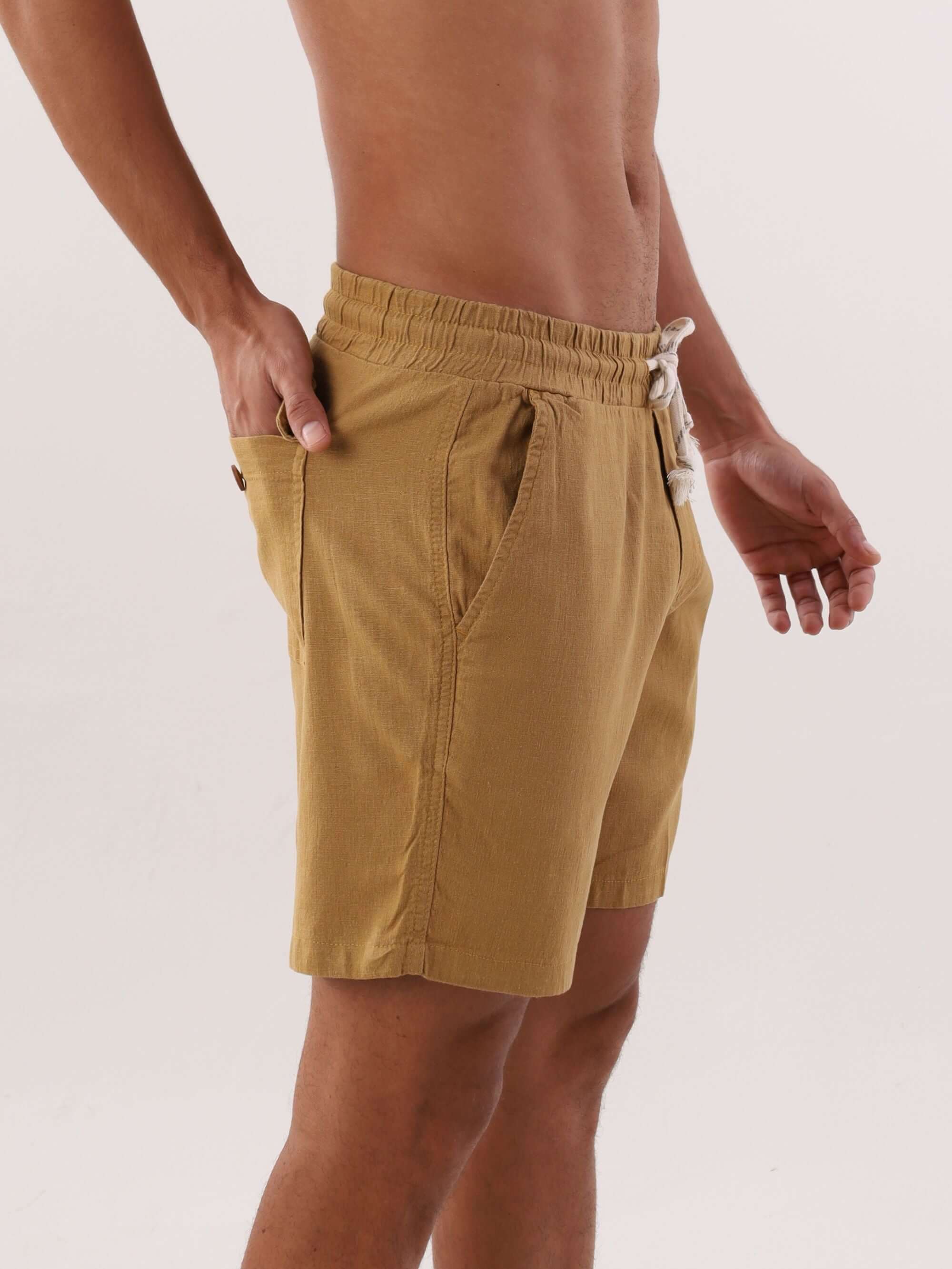 Short Linho Relax Comfort caqui da Greenish, com cadarço de algodão e cós elástico, prático e versátil.