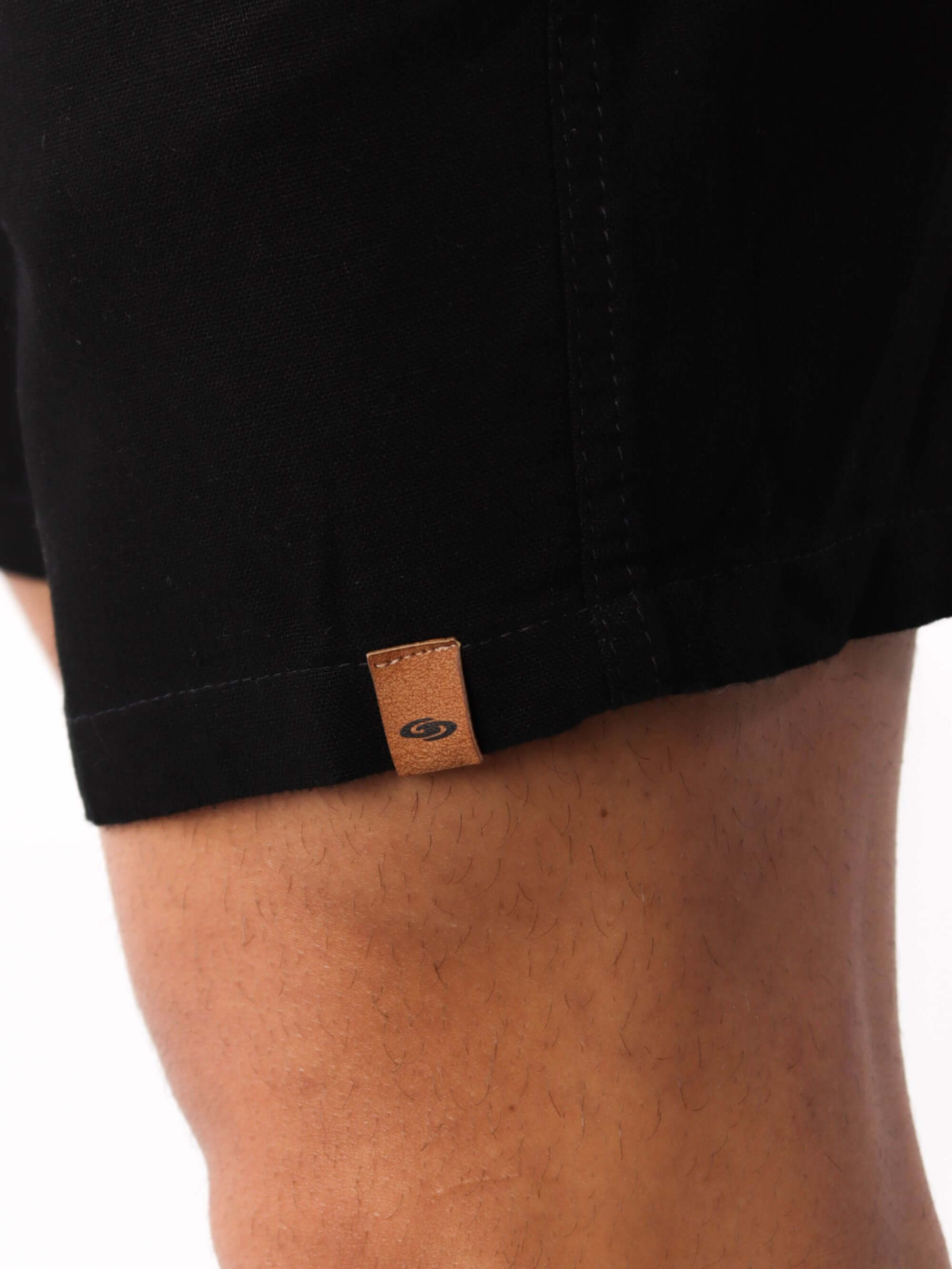 Short Linho Relax Preto da Greenish com detalhe de etiqueta, ideal para looks casuais e confortáveis.