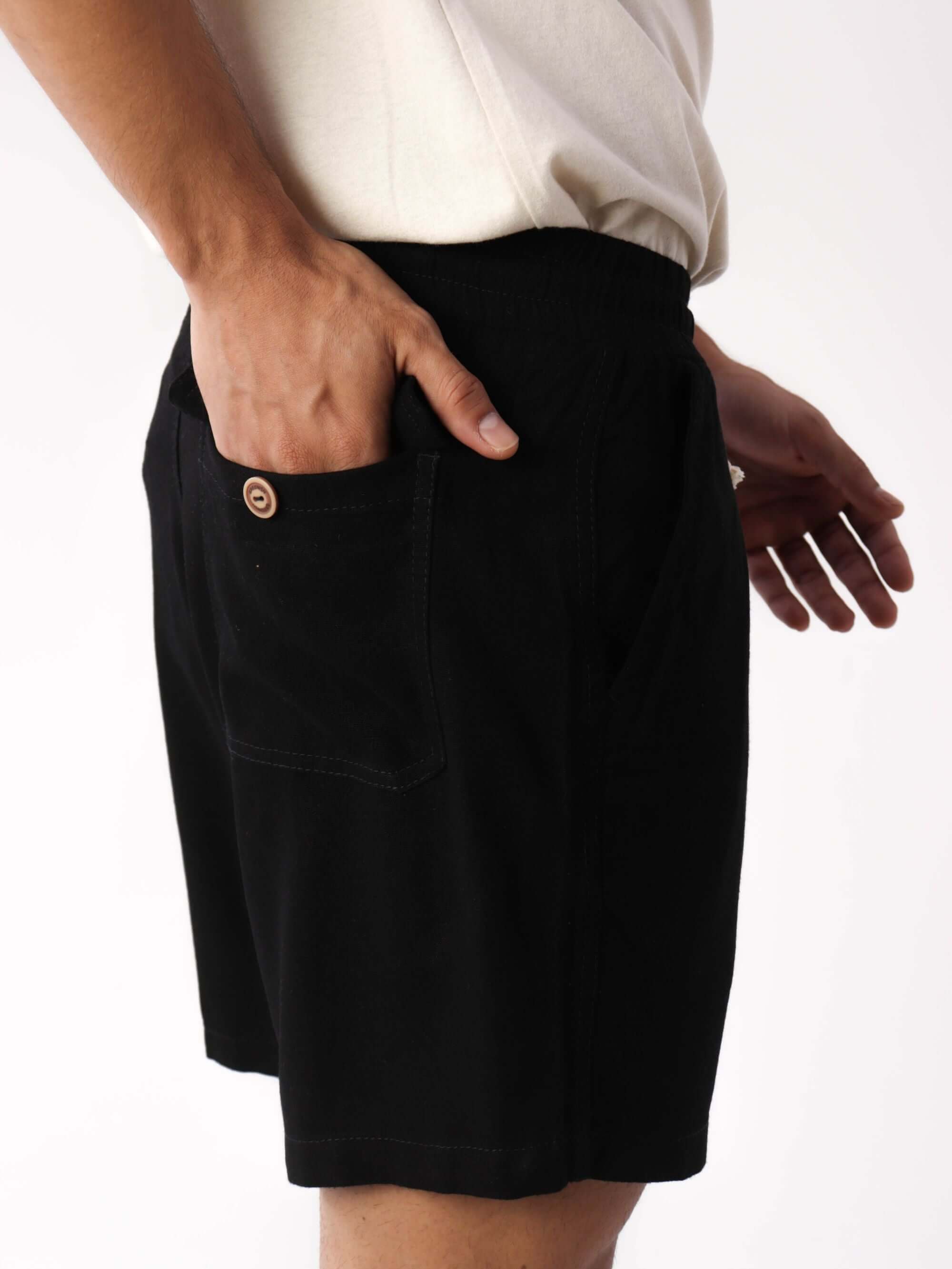 Short Linho Relax preto da Greenish, com cós elástico e bolso traseiro, ideal para looks descontraídos.