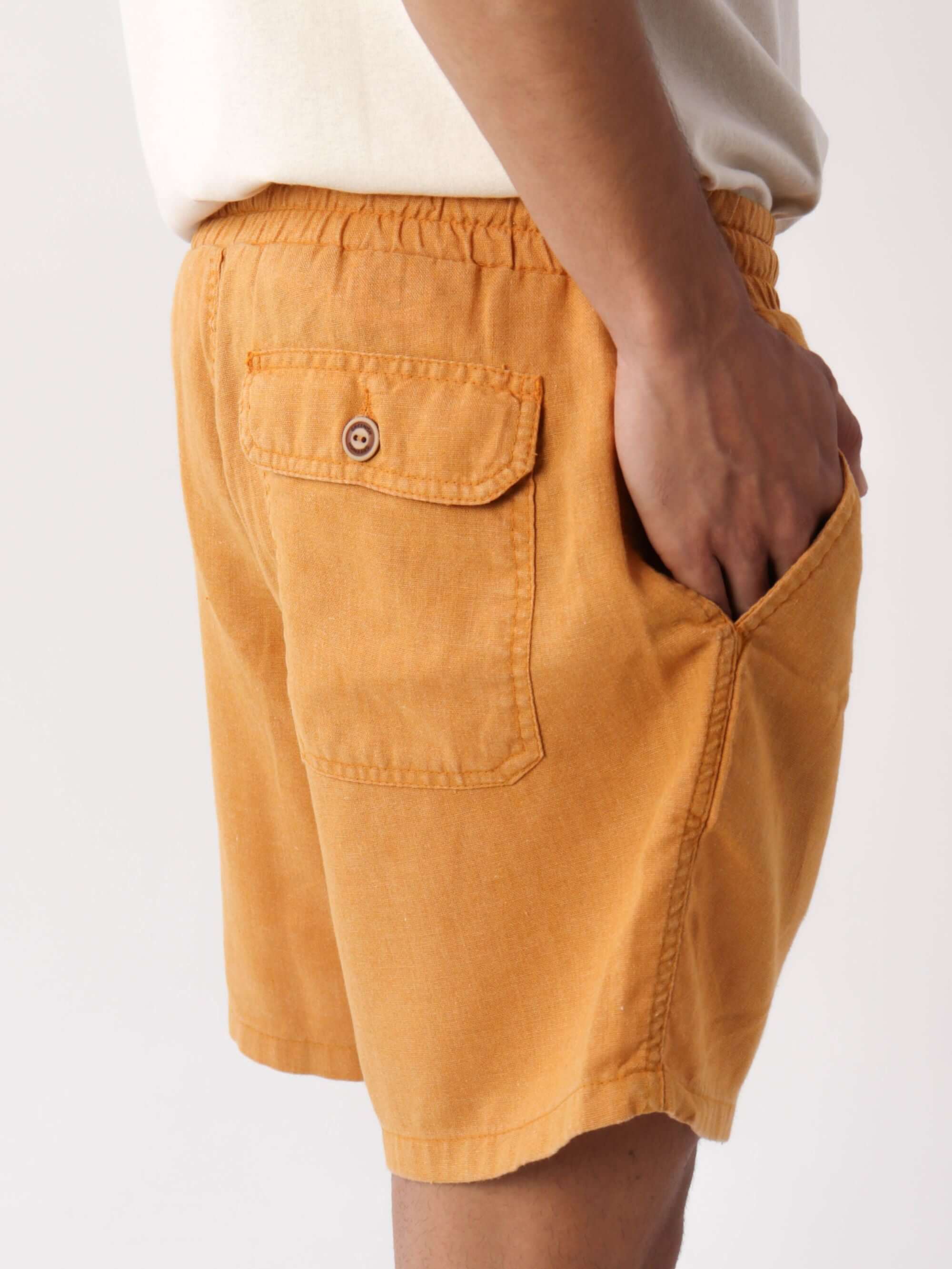 Short de linho relax tinturado amarelo escuro da Greenish, ideal para o pós surf com bolso prático.