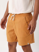 Short Linho Relax Tinturado amarelo escuro da Greenish, ideal para pós surf, com cadarço de algodão e cós elástico.