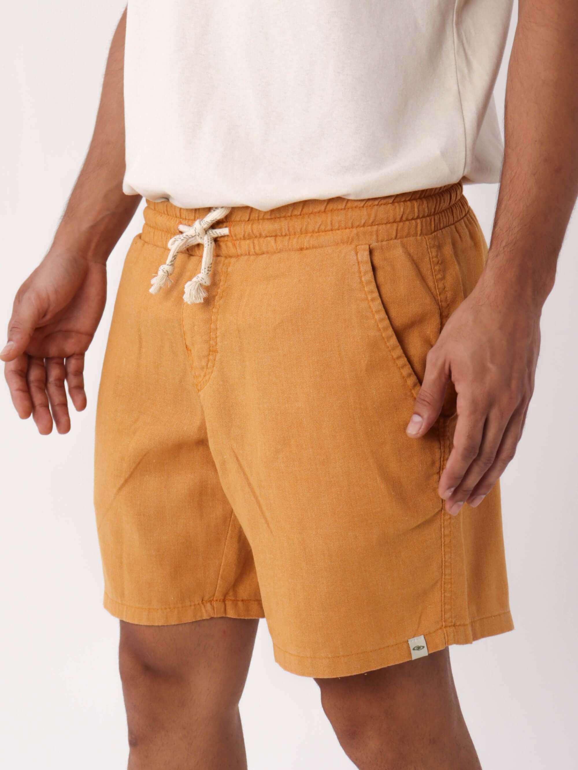 Short Linho Relax Tinturado amarelo escuro da Greenish, ideal para pós surf, com cadarço de algodão e cós elástico.