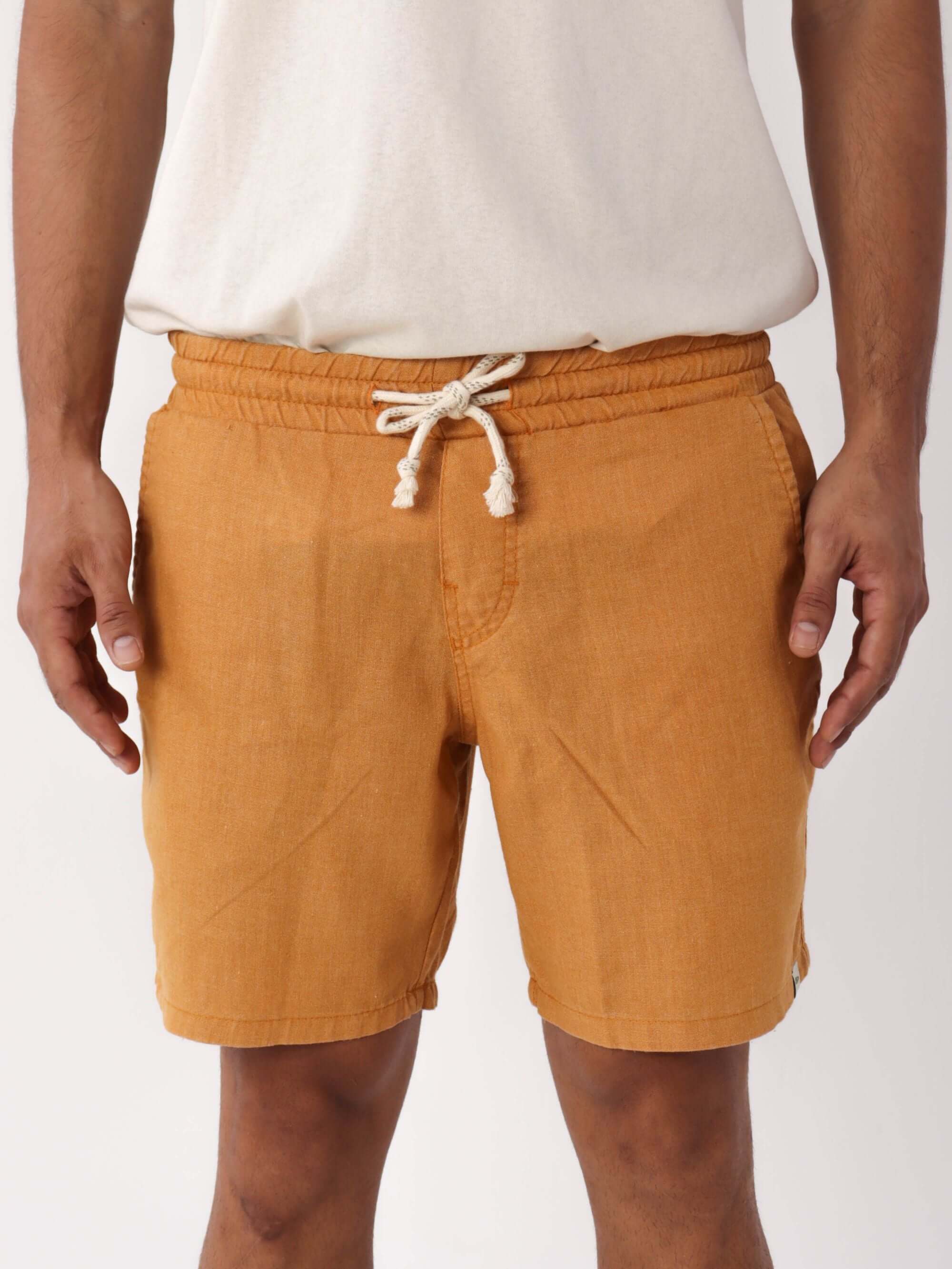 Short Linho Relax Tinturado Amarelo Escuro da Greenish, ideal para o pós surf, com cós elástico e cadarço de algodão.