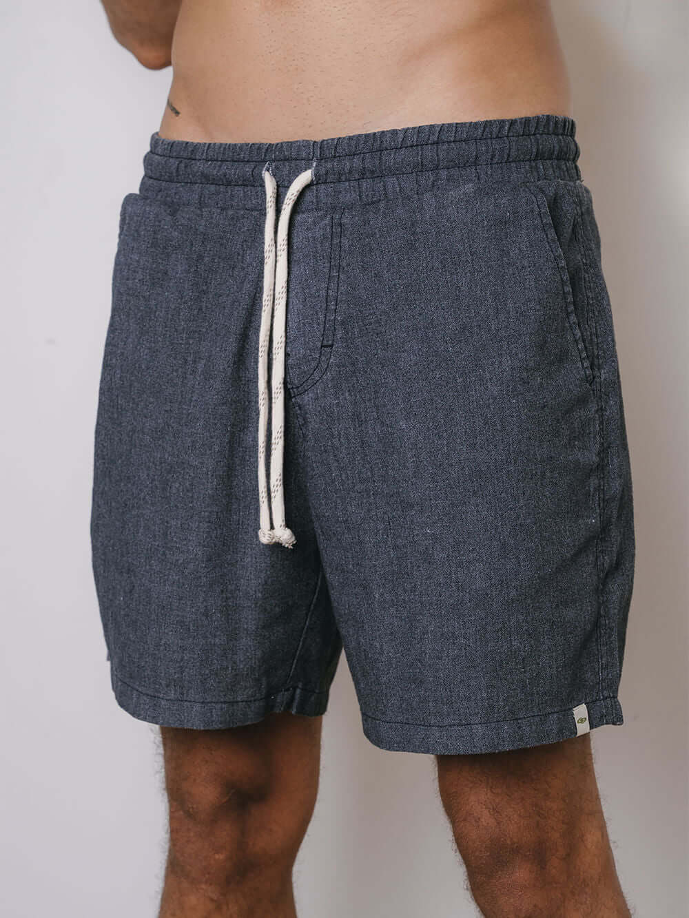 Short Linho Relax Tinturado Azul Marinho da Greenish, confortável e prático, ideal para o pós surf.