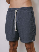 Short Linho Relax Tinturado Azul Marinho da Greenish, confortável e prático, ideal para o pós surf.