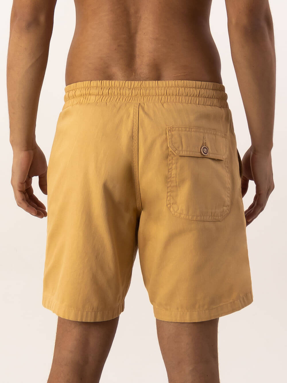 Short Linho Relax Tinturado caqui com bolso traseiro, cadarço de algodão e cós elástico da marca Greenish.