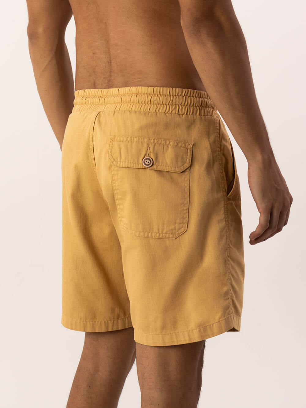 Short Linho Relax Tinturado da Greenish, caqui, com cós elástico e bolso prático, perfeito para o pós surf.