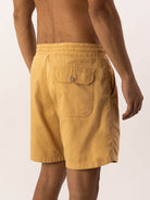 Short Linho Relax Tinturado da Greenish, caqui, com cós elástico e bolso prático, perfeito para o pós surf.